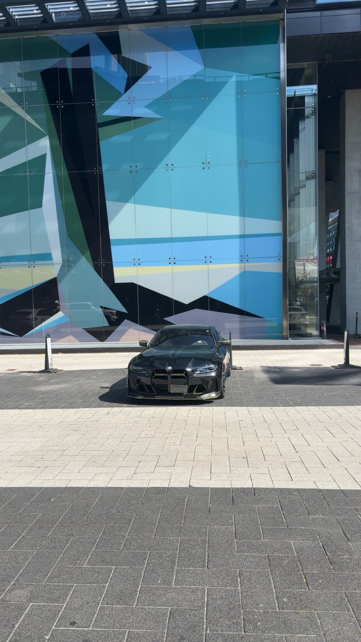 BMW M4 — façade artistique